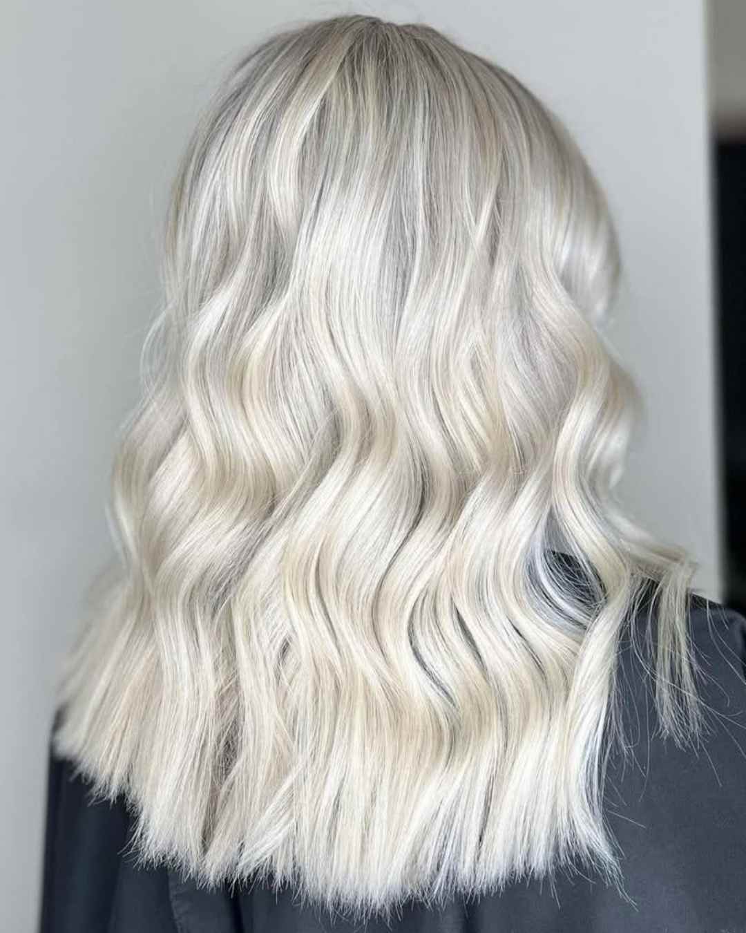 Collarbone Length Platinum Highlights With Fine Texture Collarbone Length Platinum Highlights With Fine Texture — Simple Platinum Highlights