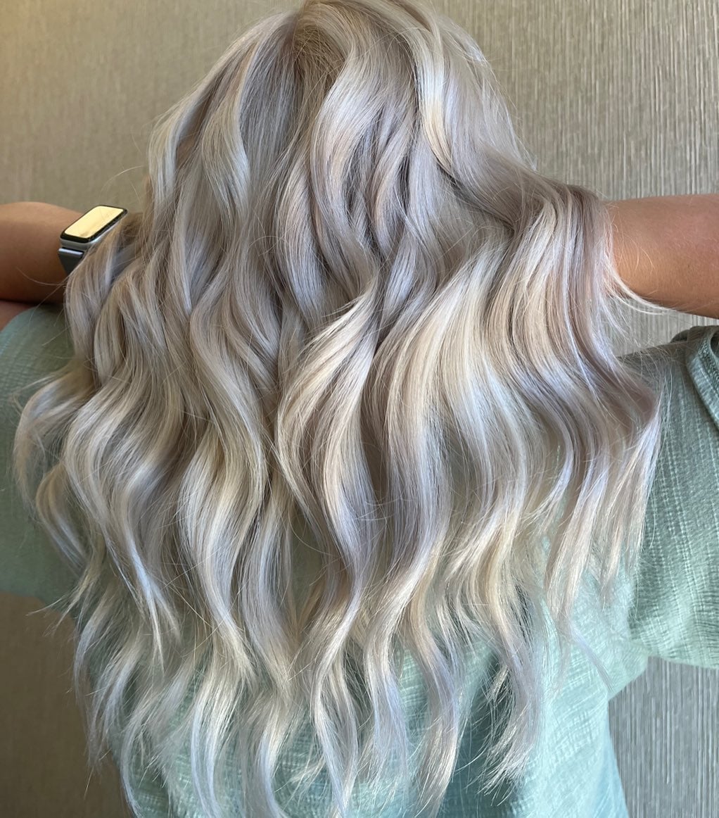 Mid-Back Wavy Hair With Lived-In Platinum Highlights Mid-Back Wavy Hair With Lived-In Platinum Highlights — Simple Platinum Highlights