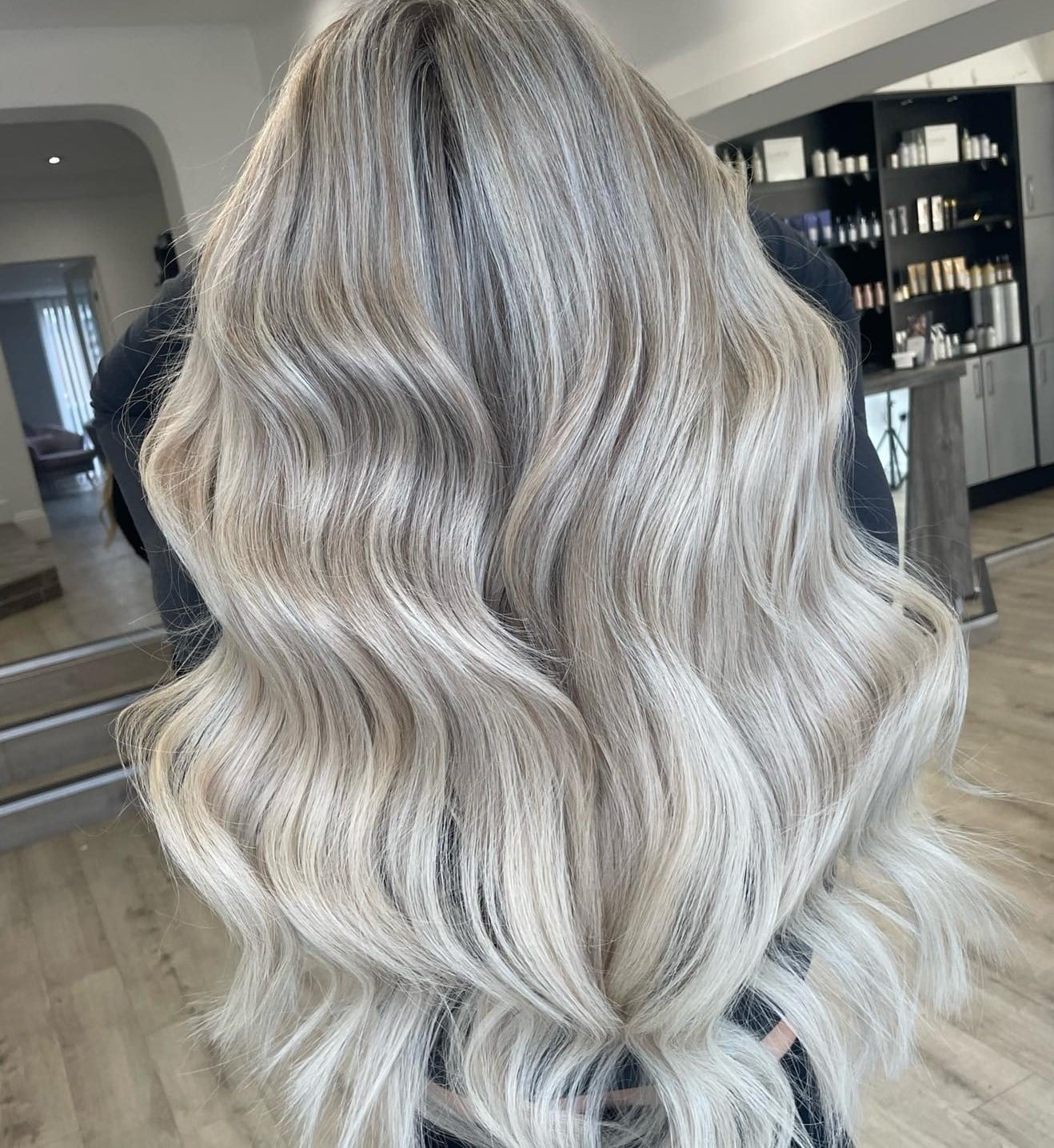 Mid-Back Wavy Hair With Dimensional Platinum Highlights, Layers Mid-Back Wavy Hair With Dimensional Platinum Highlights, Layers — Simple Platinum Highlights