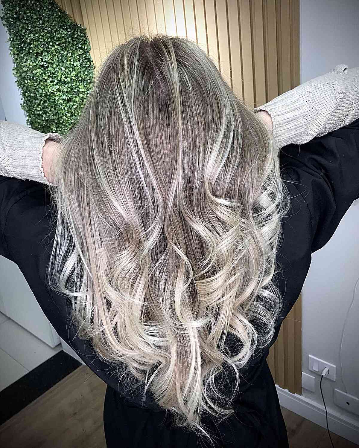 Long Hair With Voluminous Waves and Platinum Highlights Long Hair With Voluminous Waves and Platinum Highlights — Simple Platinum Highlights