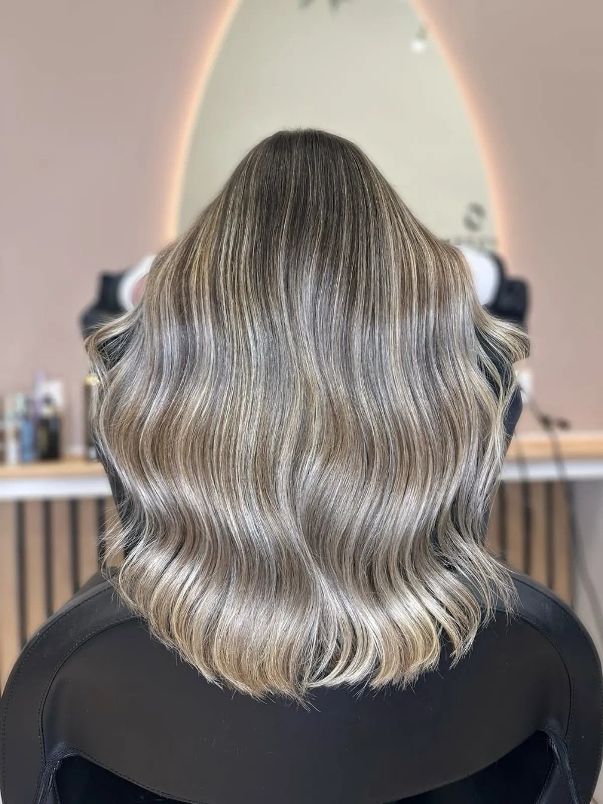 Mid-Back Wavy Hair With Polished Blowout and Platinum Mid-Back Wavy Hair With Polished Blowout and Platinum — Simple Platinum Highlights