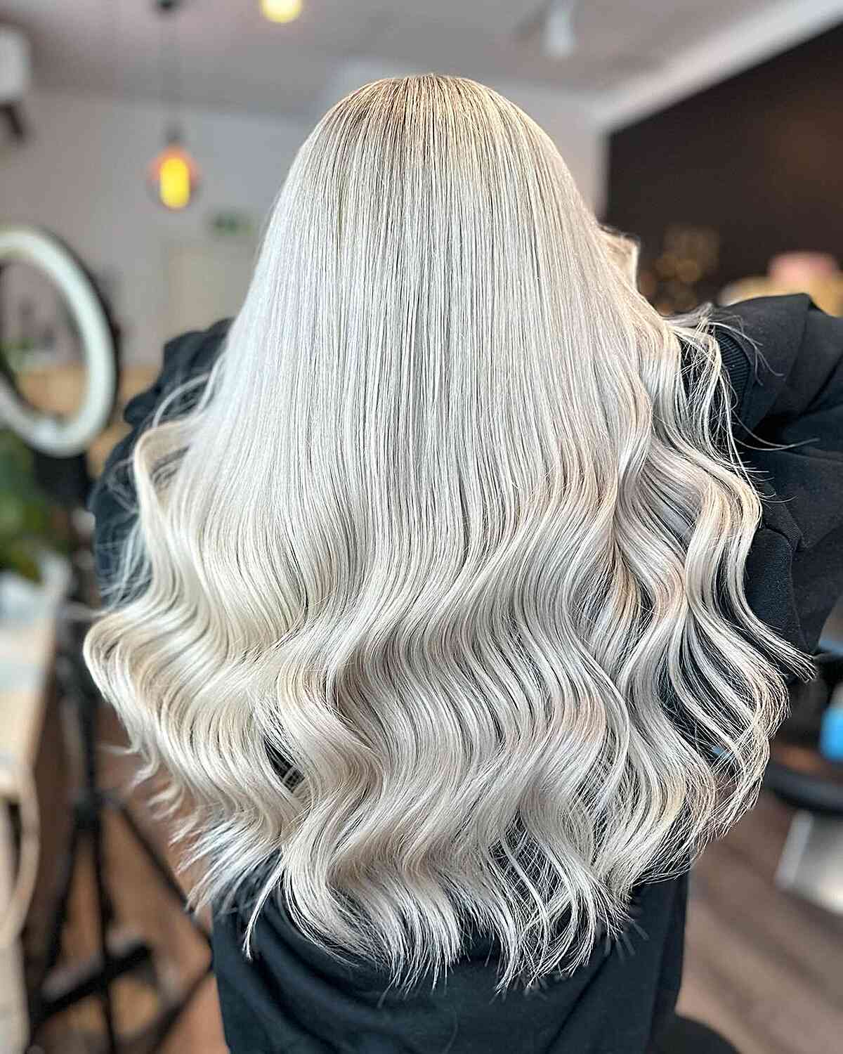 Mid-Back Wavy Blowout With Platinum Blonde Highlights, Layers Mid-Back Wavy Blowout With Platinum Blonde Highlights, Layers — Simple Platinum Highlights