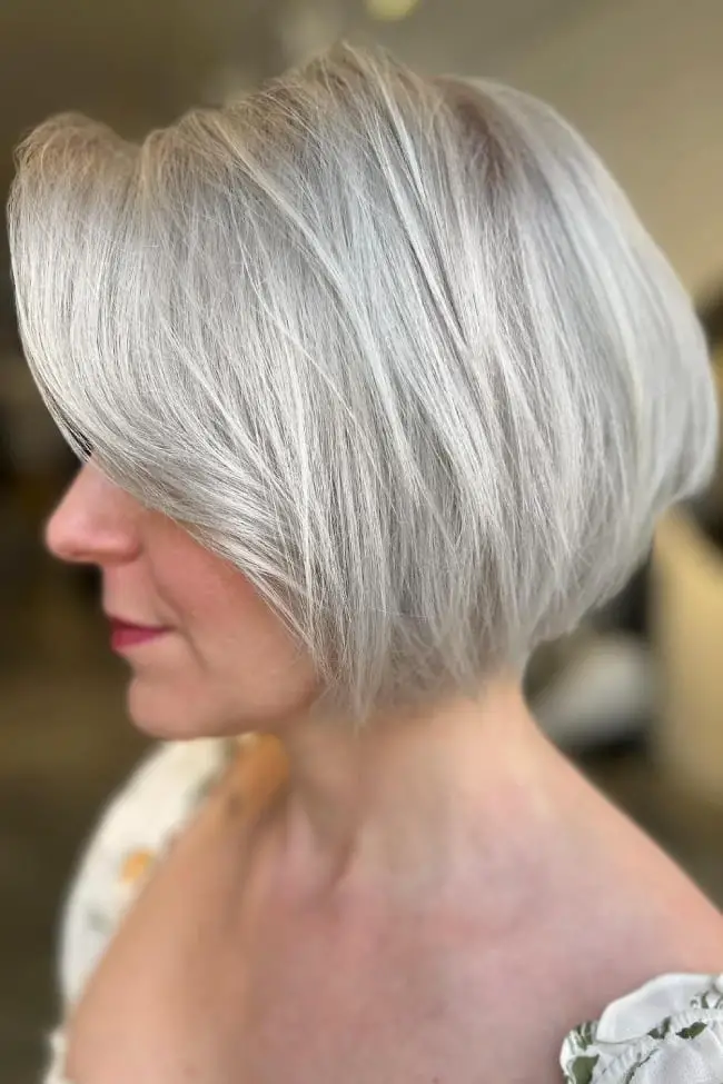 Sleek Platinum Bob With Side-Swept Bangs Sleek Platinum Bob With Side-Swept Bangs — Simple Platinum Highlights