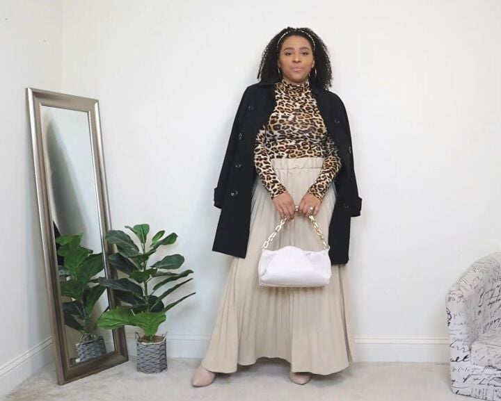 Beige Long Pleated Skirt with Leopard Top and Black Coat Beige Long Pleated Skirt with Leopard Top and Black Coat — Simple Pleated Skirt Outfits
