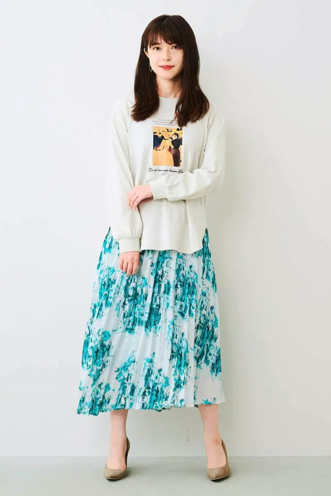 Blue Abstract Print Pleated Skirt with Graphic T-Shirt, Close-Up Take Blue Abstract Print Pleated Skirt with Graphic T-Shirt, Close-Up Take — Simple Pleated Skirt Outfits