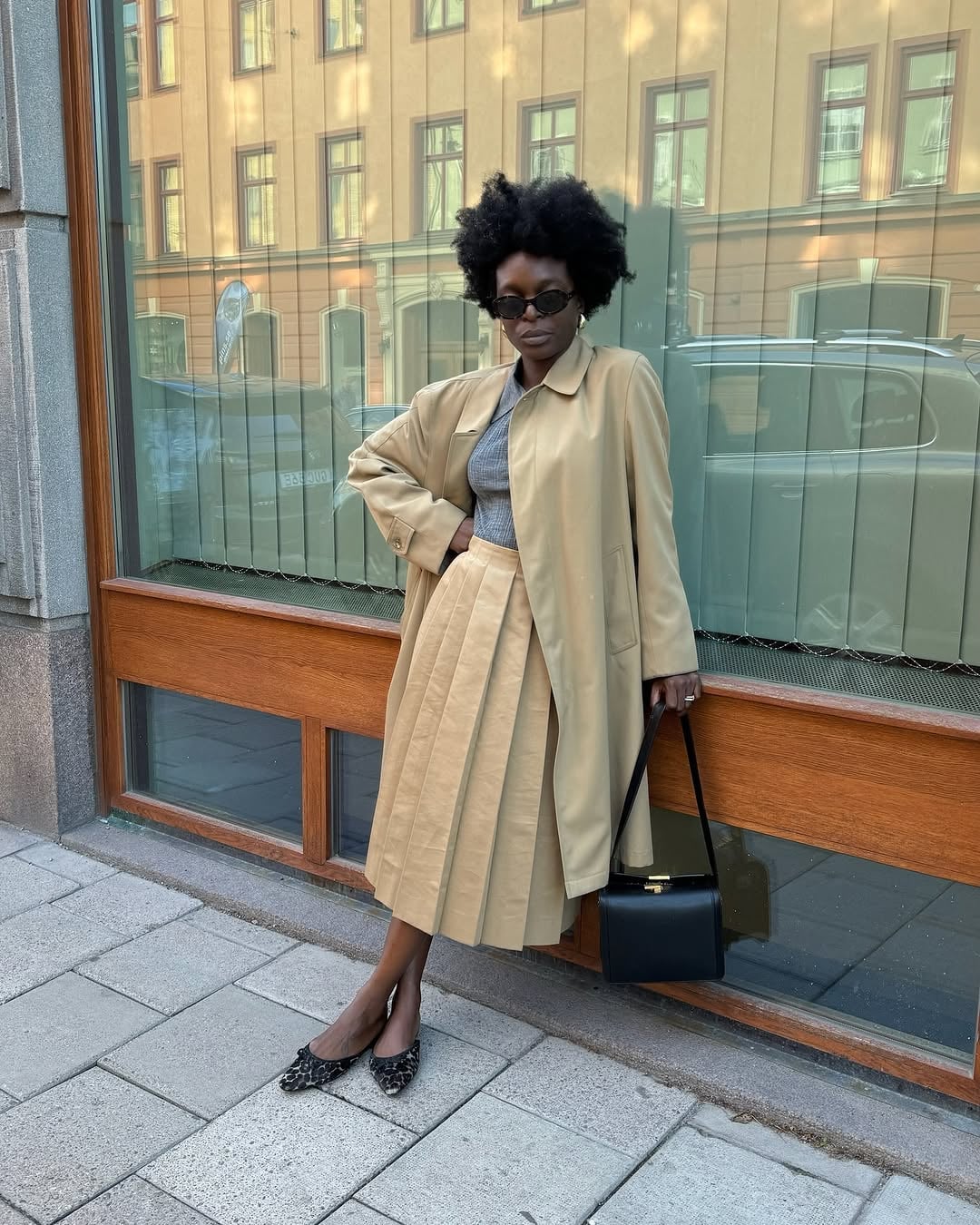 Beige Pleated Midi Skirt with Crop Top and Trench Coat Beige Pleated Midi Skirt with Crop Top and Trench Coat — Simple Pleated Skirt Outfits