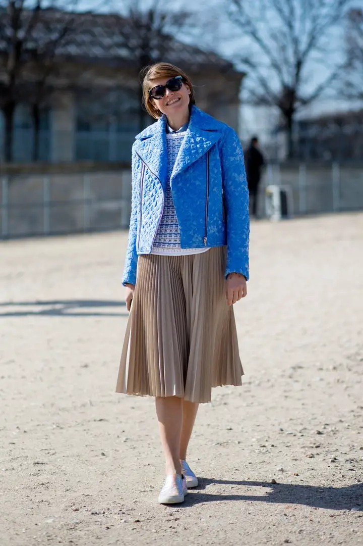 Beige Pleated Midi Skirt with Quilted Jacket and Metallic Sneakers Beige Pleated Midi Skirt with Quilted Jacket and Metallic Sneakers — Simple Pleated Skirt Outfits