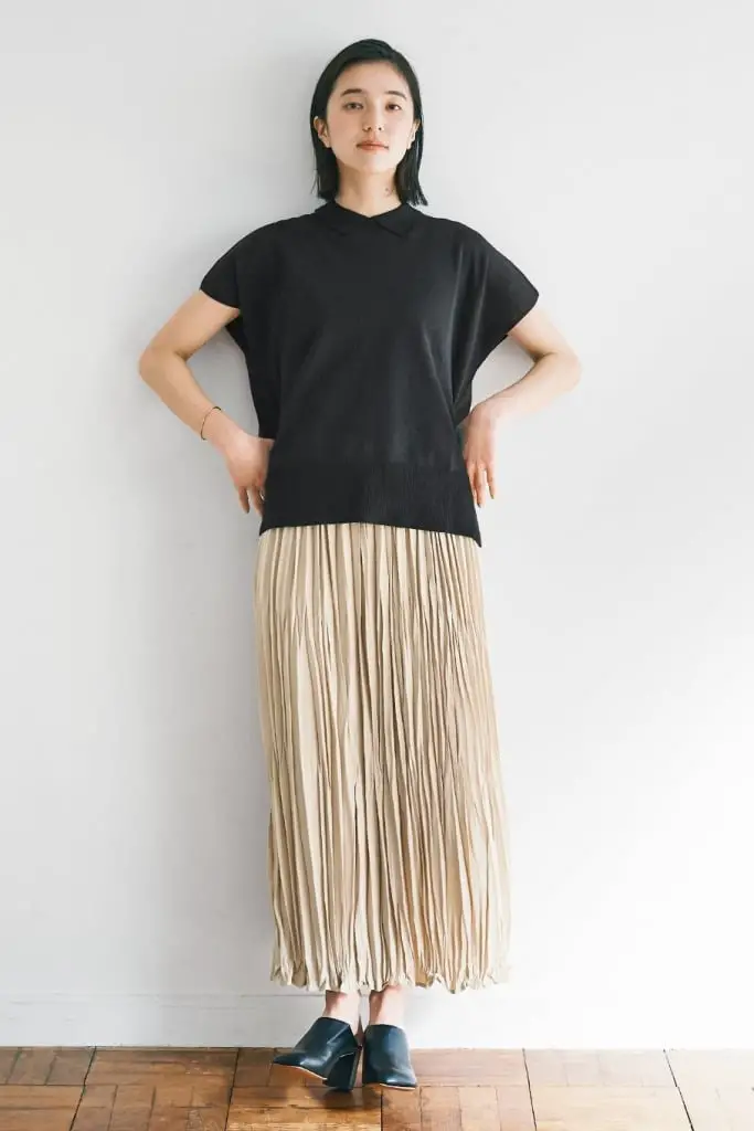 Beige Pleated Maxi Skirt with Black Polo Knit Top, Close-Up Take Beige Pleated Maxi Skirt with Black Polo Knit Top, Close-Up Take — Simple Pleated Skirt Outfits