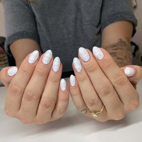 Glossy White Thin White Line Short Oval Nails Glossy White Thin White Line Short Oval Nails — Simple Professional Nails