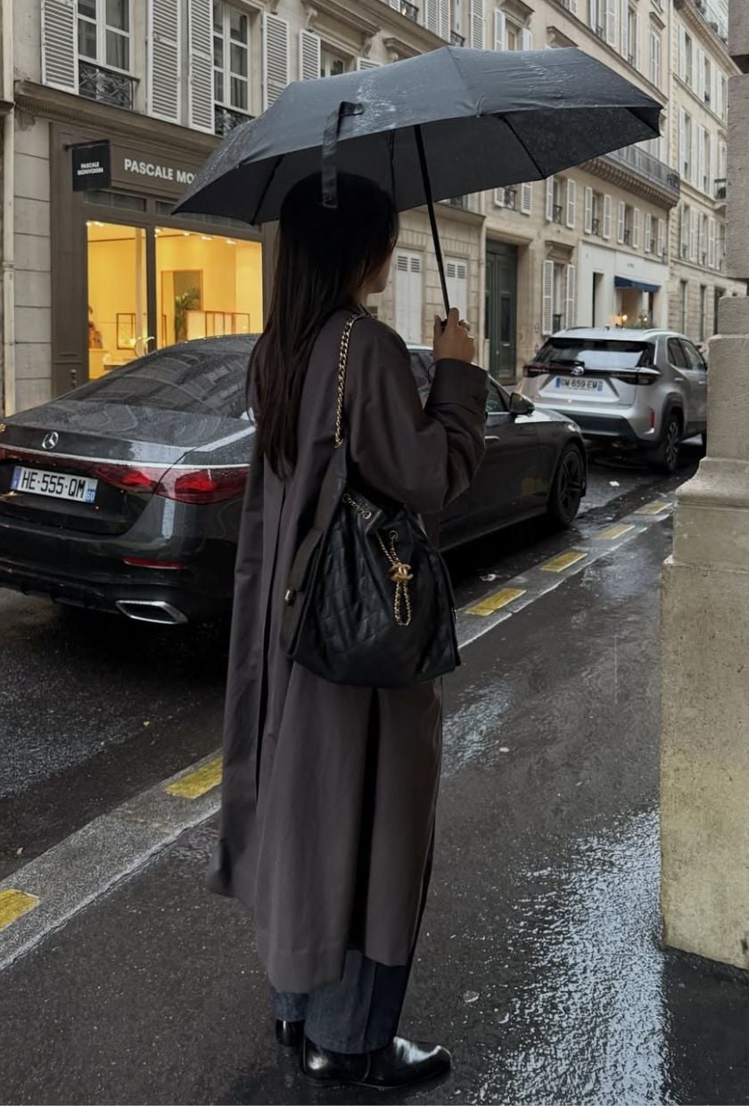 Sleek Mid-Back Straight Hair In The Rain Sleek Mid-Back Straight Hair In The Rain — Simple Rainy Days Hairstyles