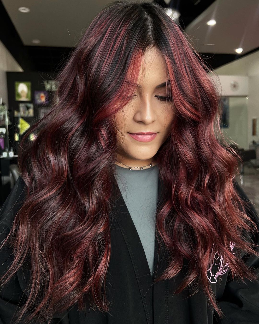 Dark Base With Vibrant Red Highlights Blowout, Mid-Back — Simple Red Highlights