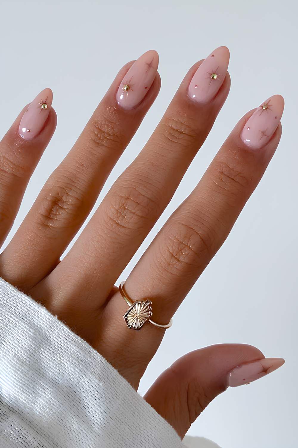 Peachy Nude Nails with Scattered Gold Dots Peachy Nude Nails with Scattered Gold Dots — Simple Rose Gold Nails