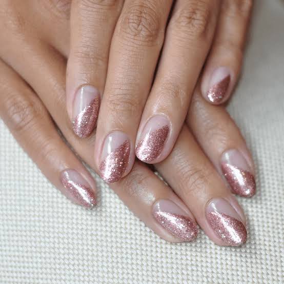 Short Oval Nude with Diagonal Glitter Tips Short Oval Nude with Diagonal Glitter Tips — Simple Rose Gold Nails