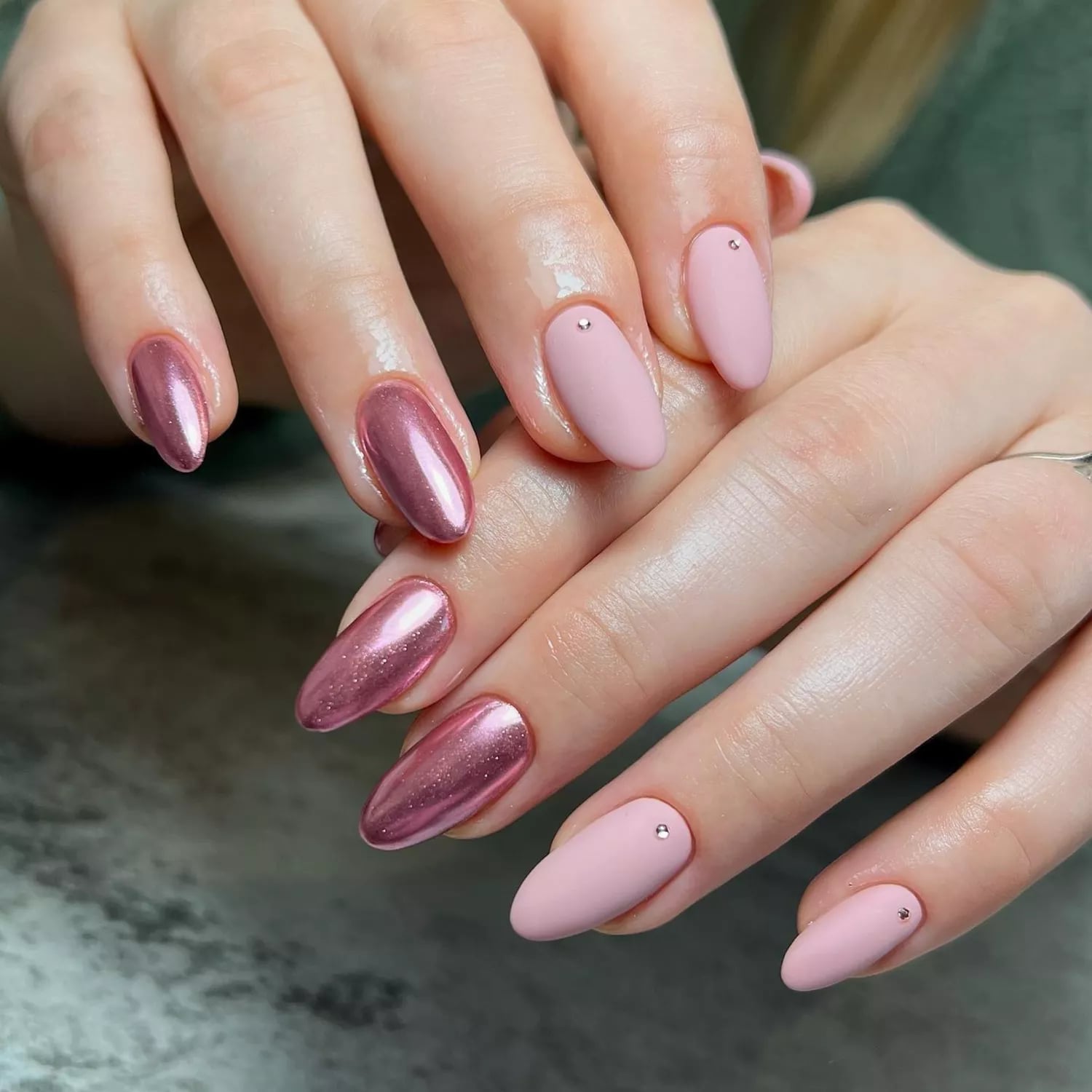 Soft Pink and Rose Gold Metallic Nails Soft Pink and Rose Gold Metallic Nails — Simple Rose Gold Nails