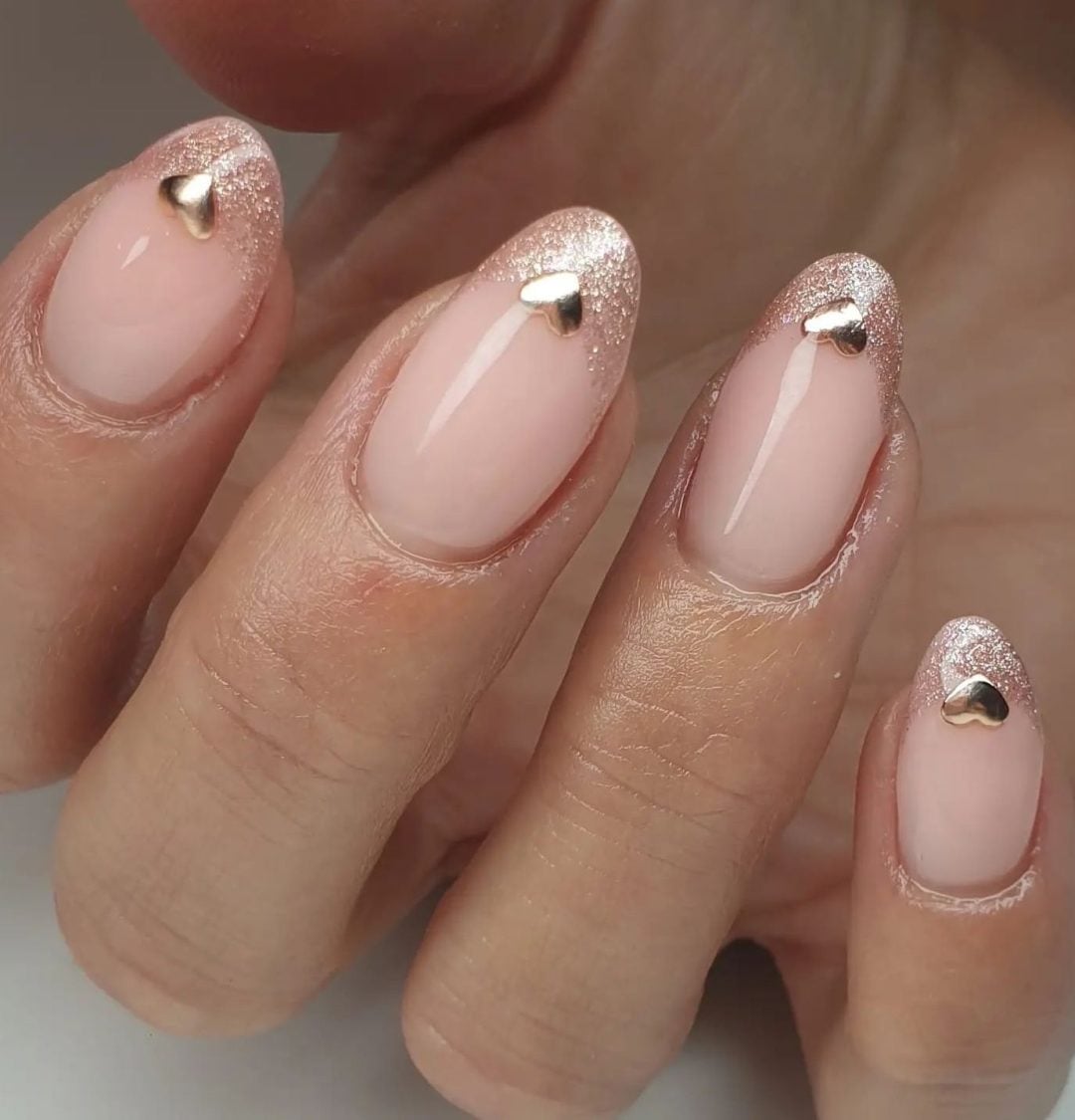 Sheer Pink Glitter Nails with Gold Hearts Sheer Pink Glitter Nails with Gold Hearts — Simple Rose Gold Nails