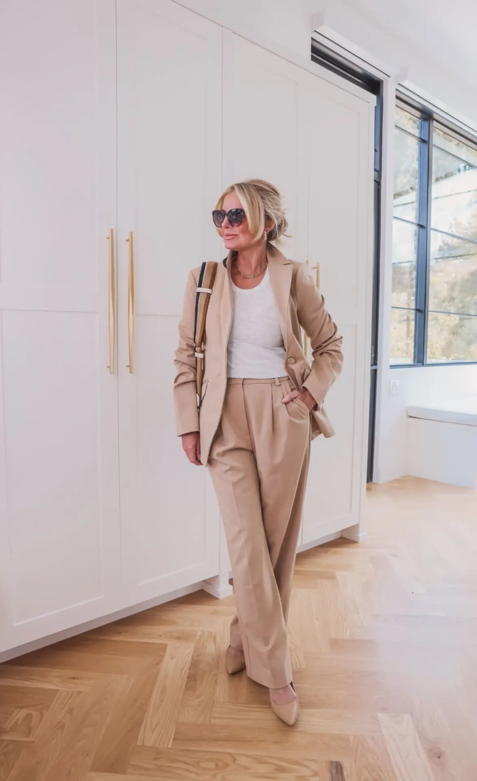 Beige Oversized Blazer with White T-Shirt and Matching Trousers Beige Oversized Blazer with White T-Shirt and Matching Trousers — Simple Semi Formal Outfits