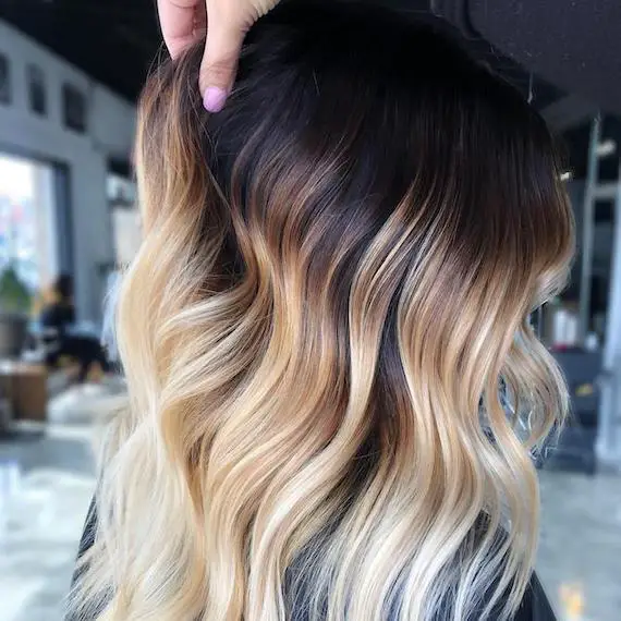Black Top with Dramatic Dark to Blonde Wavy Hair Black Top with Dramatic Dark to Blonde Wavy Hair — Simple Shadow Root