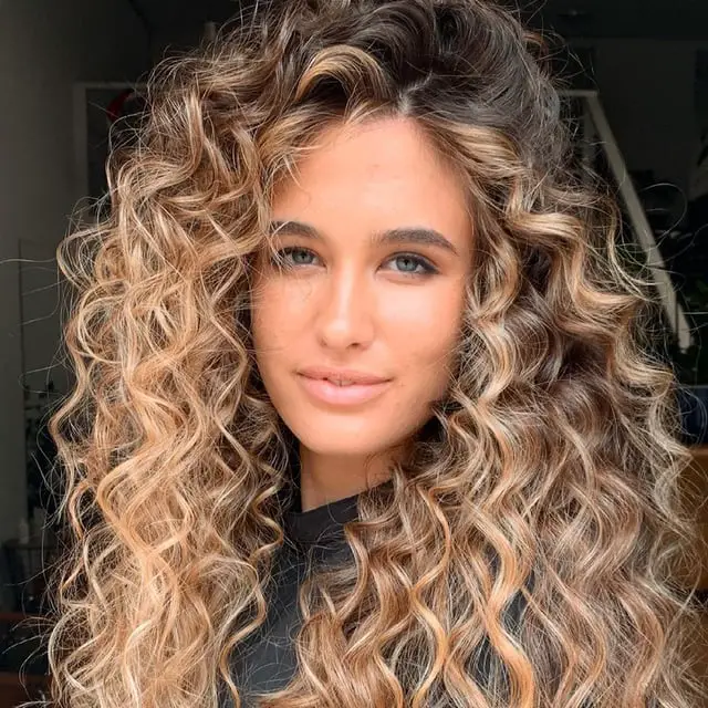 Black Crew Neck Top with Voluminous Curly Shadow Root Hair Black Crew Neck Top with Voluminous Curly Shadow Root Hair — Simple Shadow Root