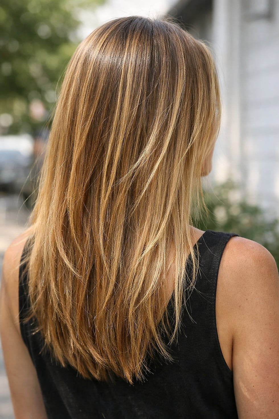 Black Tank Top with Layered Shadow Root Blonde Hair, Close-Up Take Black Tank Top with Layered Shadow Root Blonde Hair, Close-Up Take — Simple Shadow Root