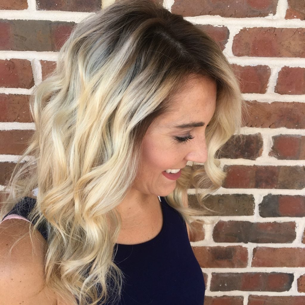 Navy Sleeveless Top with Wavy Blonde Shadow Root Hair, Close-Up Take Navy Sleeveless Top with Wavy Blonde Shadow Root Hair, Close-Up Take — Simple Shadow Root