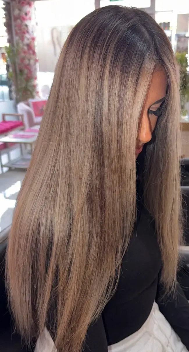 Sleek Straight Mushroom Beige Blonde Hair with Black Top Sleek Straight Mushroom Beige Blonde Hair with Black Top — Simple Shadow Root