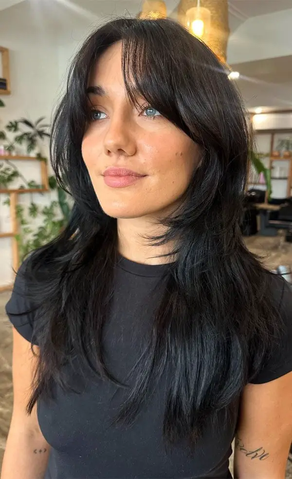 Collarbone Shag With Choppy Layers And Curtain Bangs Collarbone Shag With Choppy Layers And Curtain Bangs — Simple Shag Hairstyles