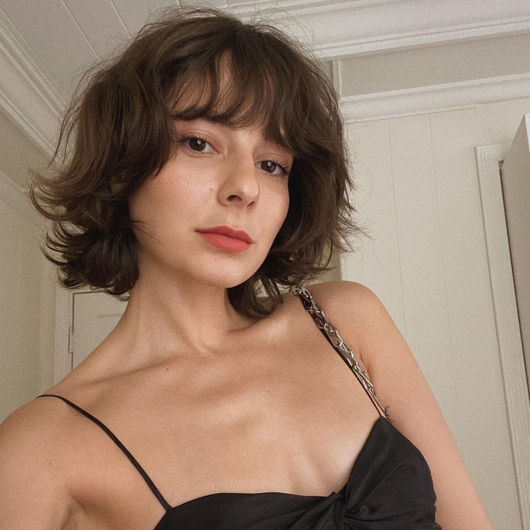 Collarbone Ash Blonde Shaggy Bob Waves With Curtain Bangs Collarbone Ash Blonde Shaggy Bob Waves With Curtain Bangs — Simple Shaggy Bob