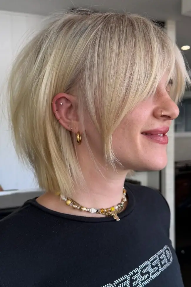 Platinum Blonde Shaggy Bob With Smooth Blowout and Wispy Bangs — Simple Shaggy Bob Haircut