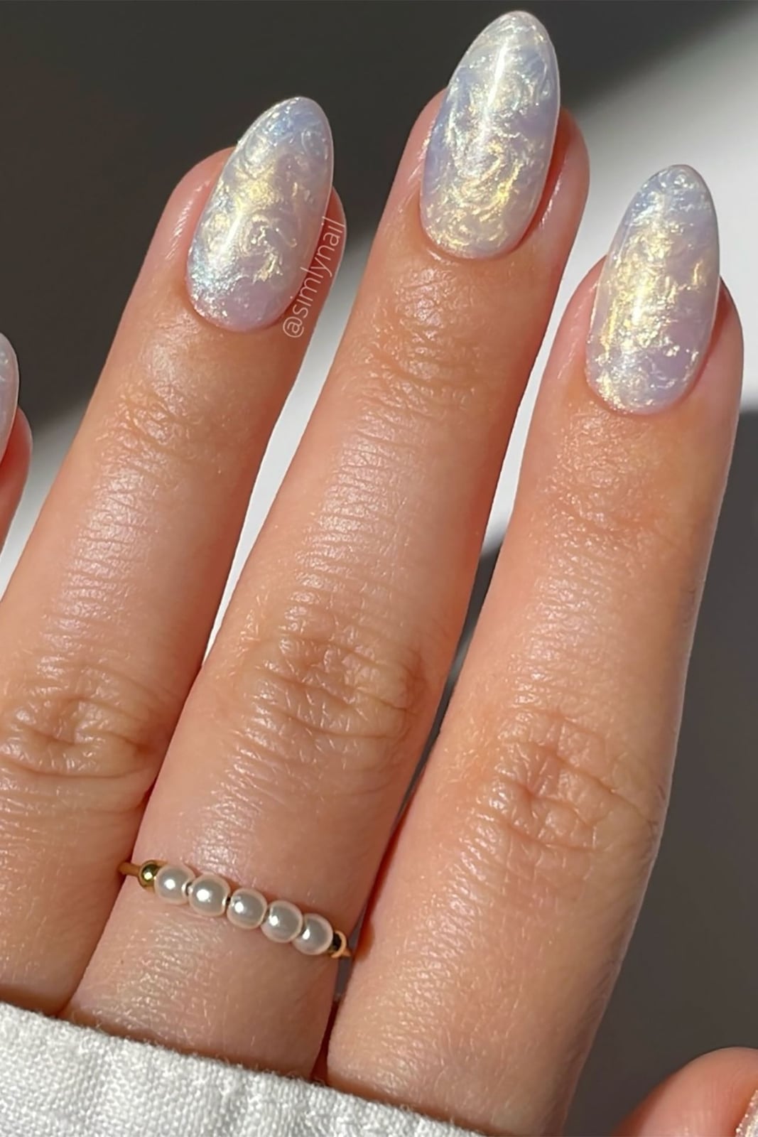 Milky White Gold Shimmer Short Almond Nails With Full Color Coverage — Simple Shimmer Nails