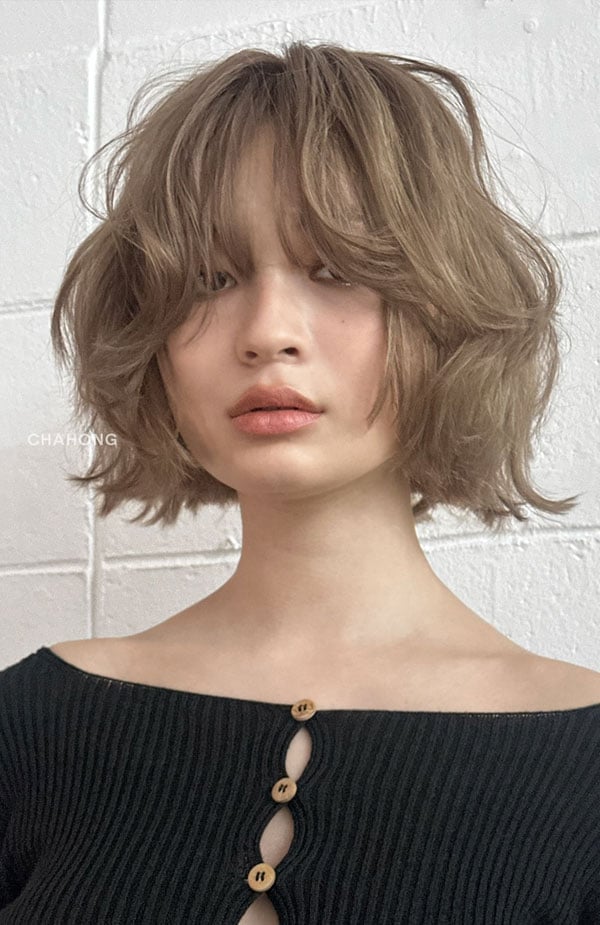 Collarbone Bob With Textured Waves And Curtain Bangs Collarbone Bob With Textured Waves And Curtain Bangs — Simple Short Bob Hairstyles