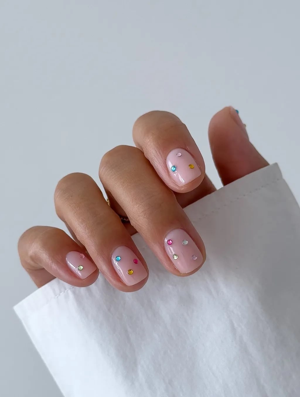 Sheer Pink Short Square With Scattered Rhinestones Sheer Pink Short Square With Scattered Rhinestones — Simple Short Nail Art