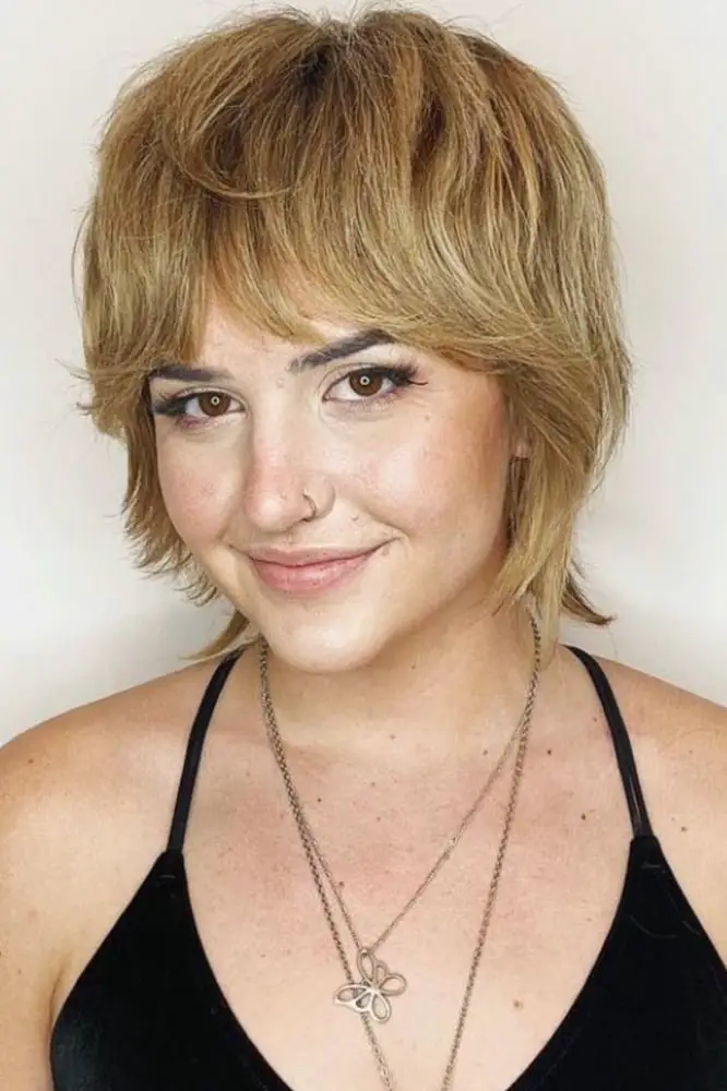 Chin Length Honey Blonde Shag Full Bangs Chin Length Honey Blonde Shag Full Bangs — Simple Short Shag