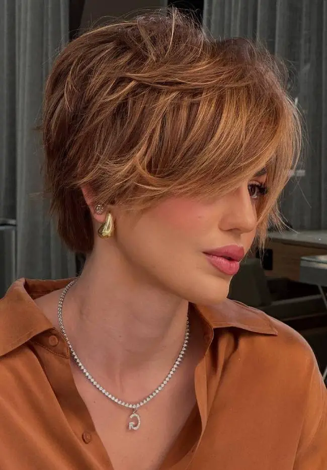 Ear Length Shag With Side-Swept Bangs Ear Length Shag With Side-Swept Bangs — Simple Short Shag