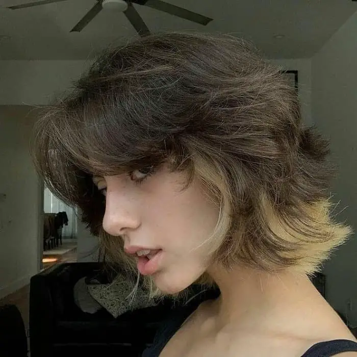 Collarbone Wolf Cut With Blonde Streaks — Simple Short Wolf Cut