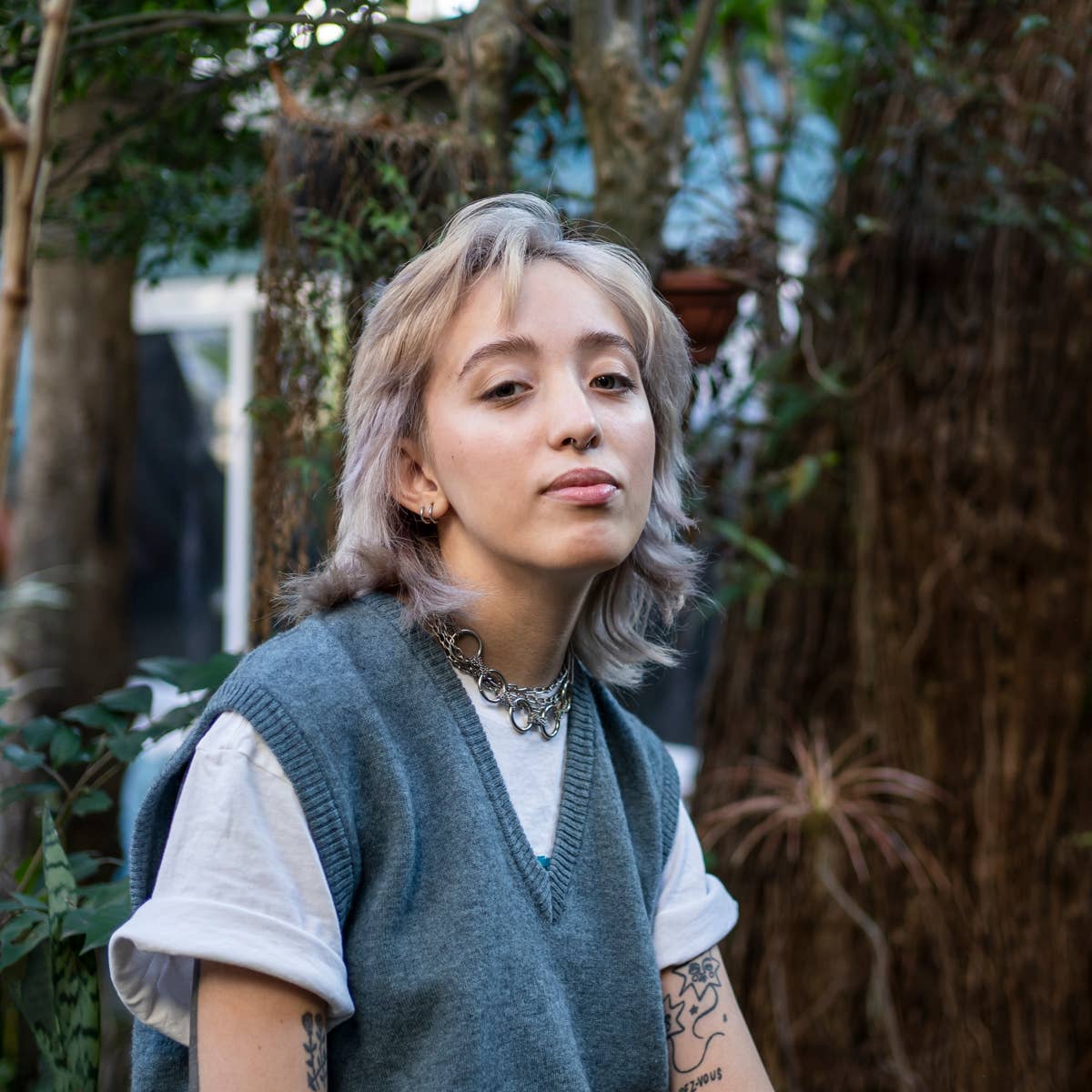 Collarbone Ash Blonde Wolf Cut With Root Shadow — Simple Short Wolf Cut