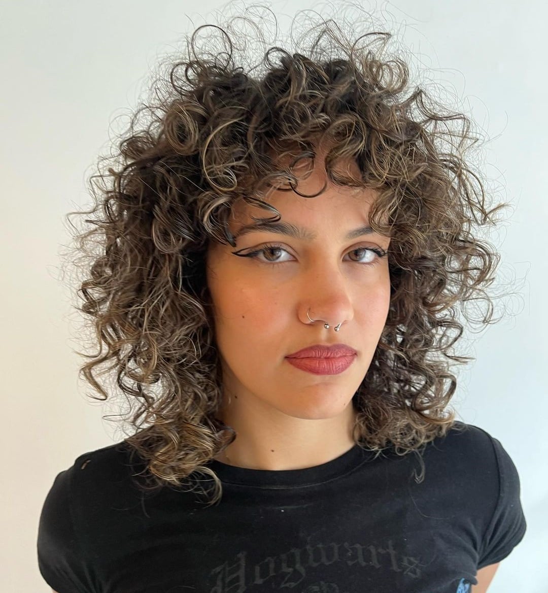 Collarbone Wolf Cut With Defined Curls And Blonde Highlights — Simple Short Wolf Cut