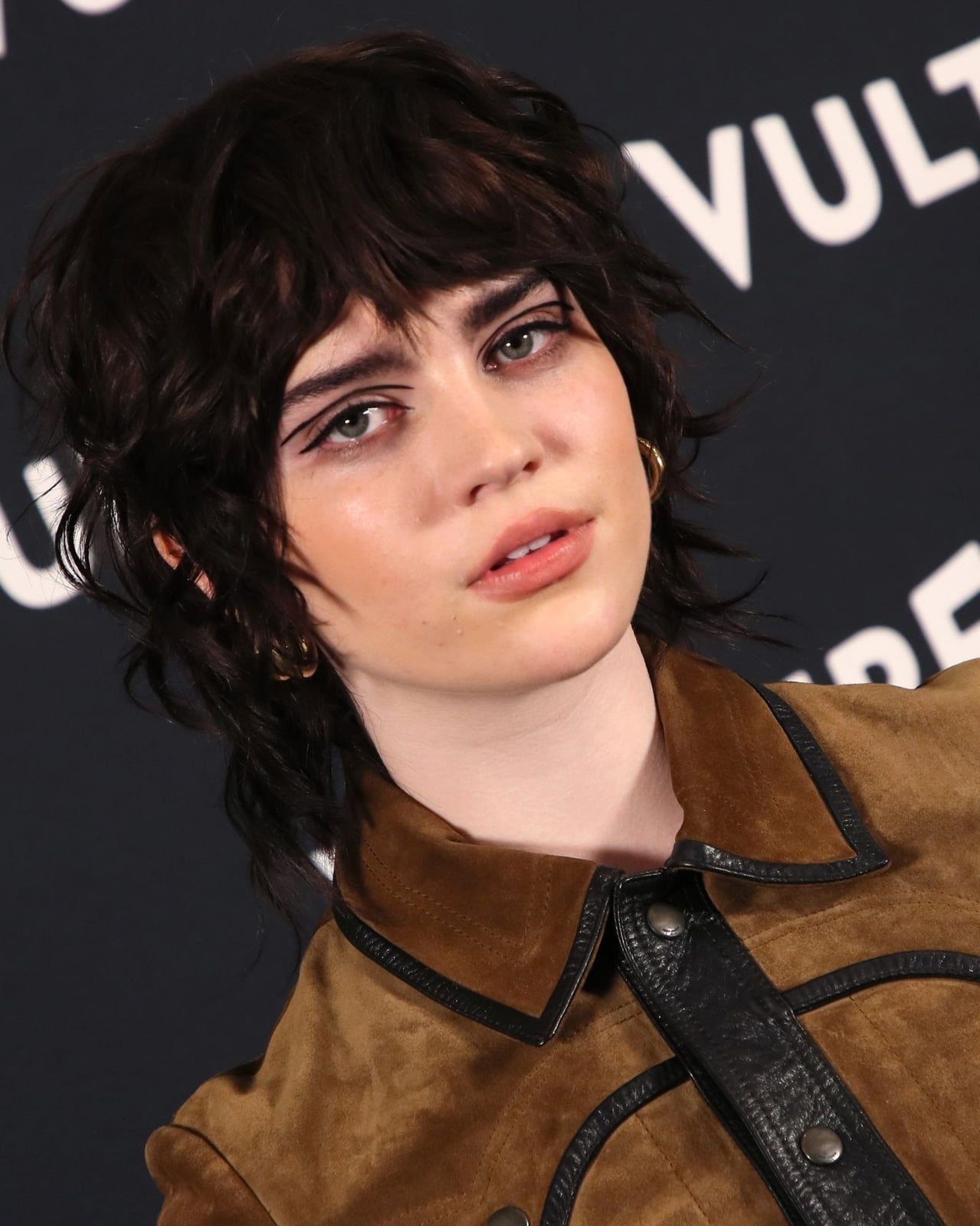 Chin Length Dark Brown Wolf Cut With Curtain Bangs and Side Parting — Simple Short Wolf Cut