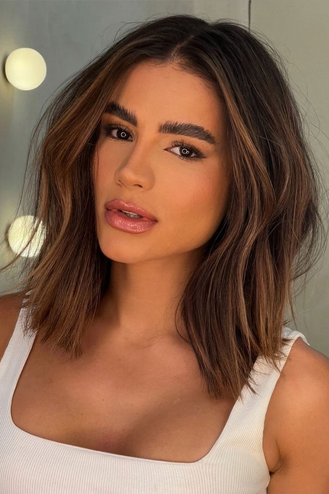 Collarbone Layers With Caramel Highlight Curtain Bangs Collarbone Layers With Caramel Highlight Curtain Bangs — Simple Shoulder Length Haircuts