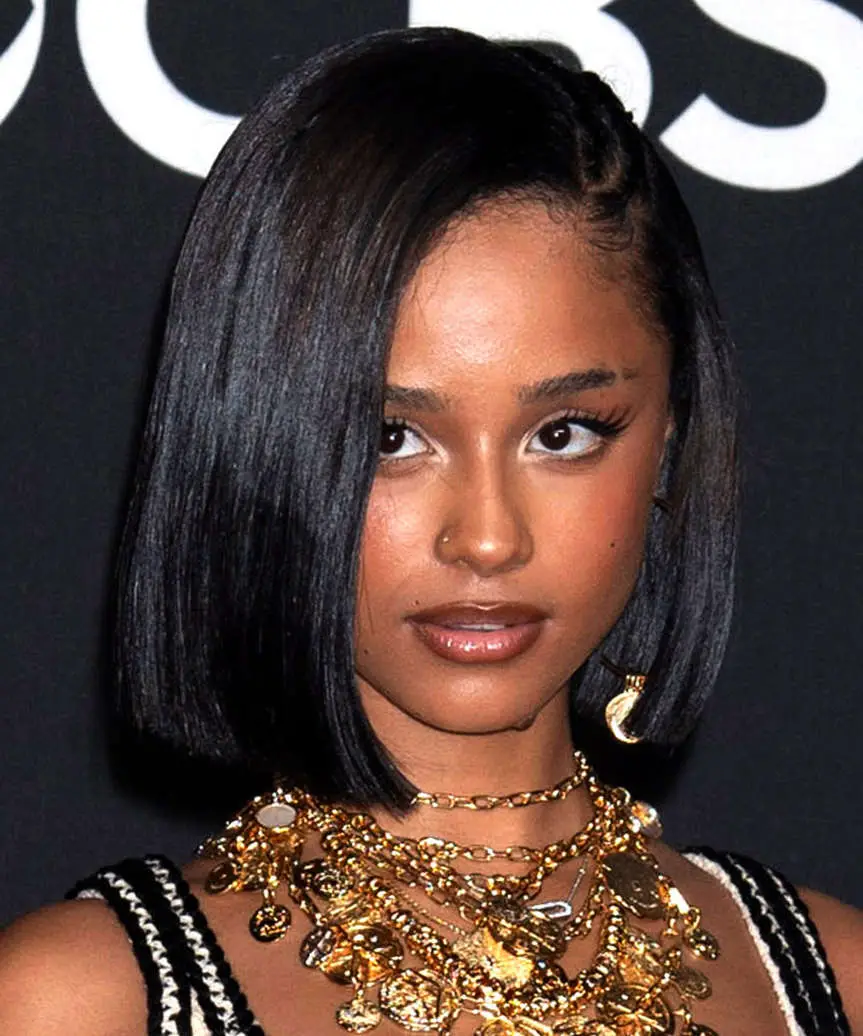 Sleek Chin Bob In Black Sleek Chin Bob In Black — Simple Side Part Bob