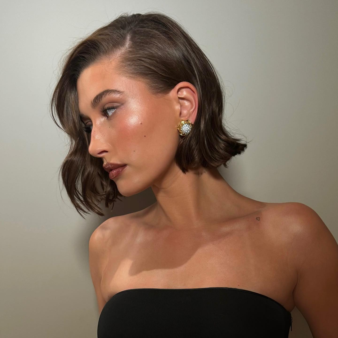 Glossy Wavy Chin Bob Glossy Wavy Chin Bob — Simple Side Part Bob