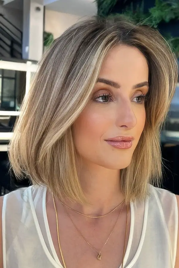 Collarbone Bob With Layers and Balayage Collarbone Bob With Layers and Balayage — Simple Side Part Bob