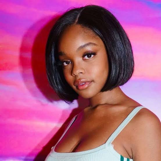 Fine Wavy Bob With Side Swept Bangs Fine Wavy Bob With Side Swept Bangs — Simple Side Part Bob
