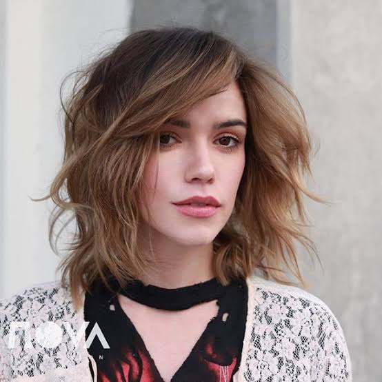 Collarbone Ash Blonde Balayage With Layers — Simple Side Part Hairstyles