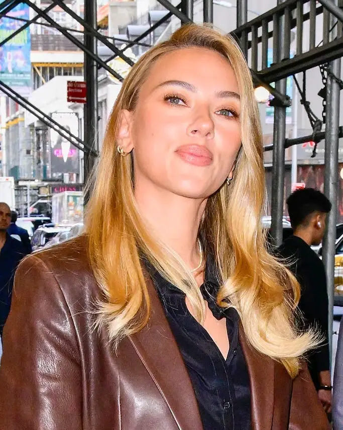 Mid-Back Wavy Blonde Highlights, Layers, Close-Up Take — Simple Side Part Hairstyles