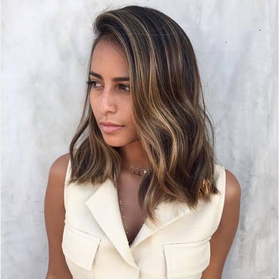 Collarbone Dark Blonde Balayage With Loose Waves — Simple Side Part Hairstyles