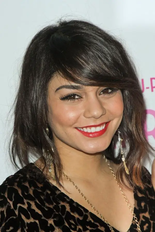 Collarbone Dark Brown With Highlights Collarbone Dark Brown With Highlights — Simple Side Swept Bangs