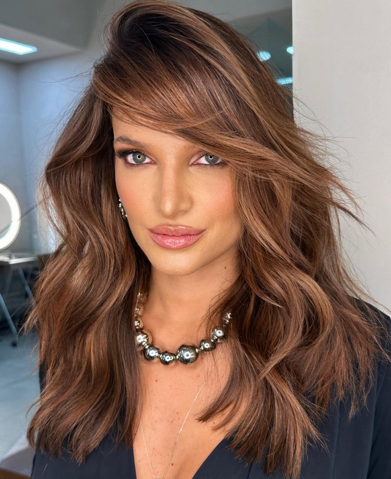 Mid-Back Wavy Brown With Highlights Mid-Back Wavy Brown With Highlights — Simple Side Swept Bangs
