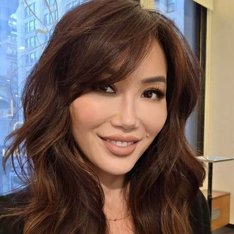 Mid-Back Dark Brown With Highlights and Loose Waves Mid-Back Dark Brown With Highlights and Loose Waves — Simple Side Swept Bangs