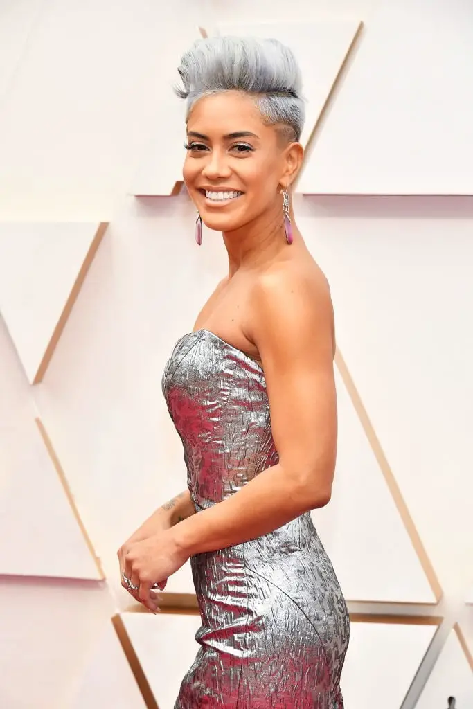 Shoulder Blowout With Dark Base Silver, Wavy — Simple Silver Highlights