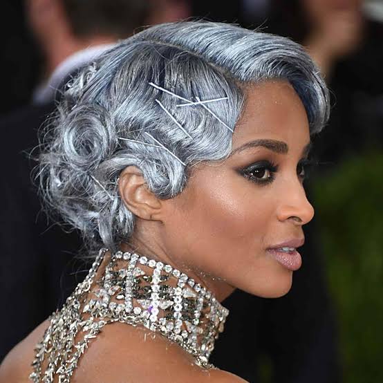 Mid-Back Gray Base With Pop Of Silver, Wavy — Simple Silver Highlights